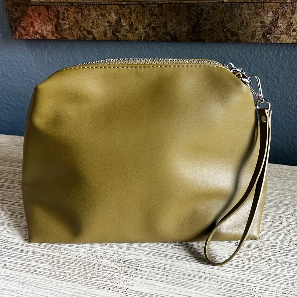 NWOT!!! Miztique Olive Wristlet Clutch